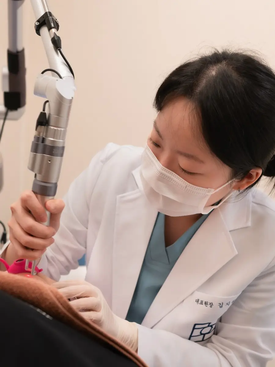 Dr. Kim Jeewon performing a laser treatment